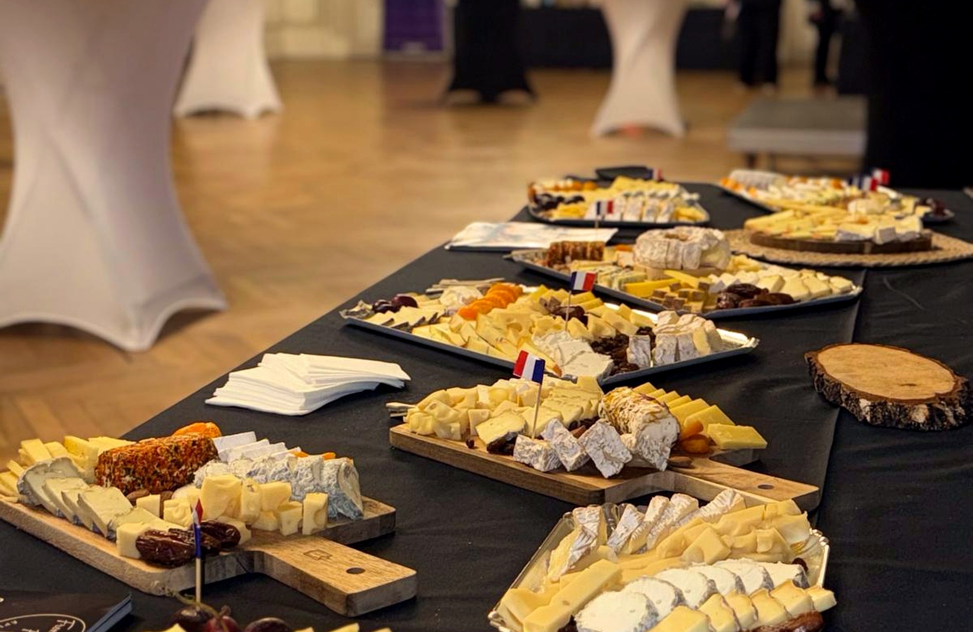 Buffet de fromages installé par Fromagerie Fine pour une réception